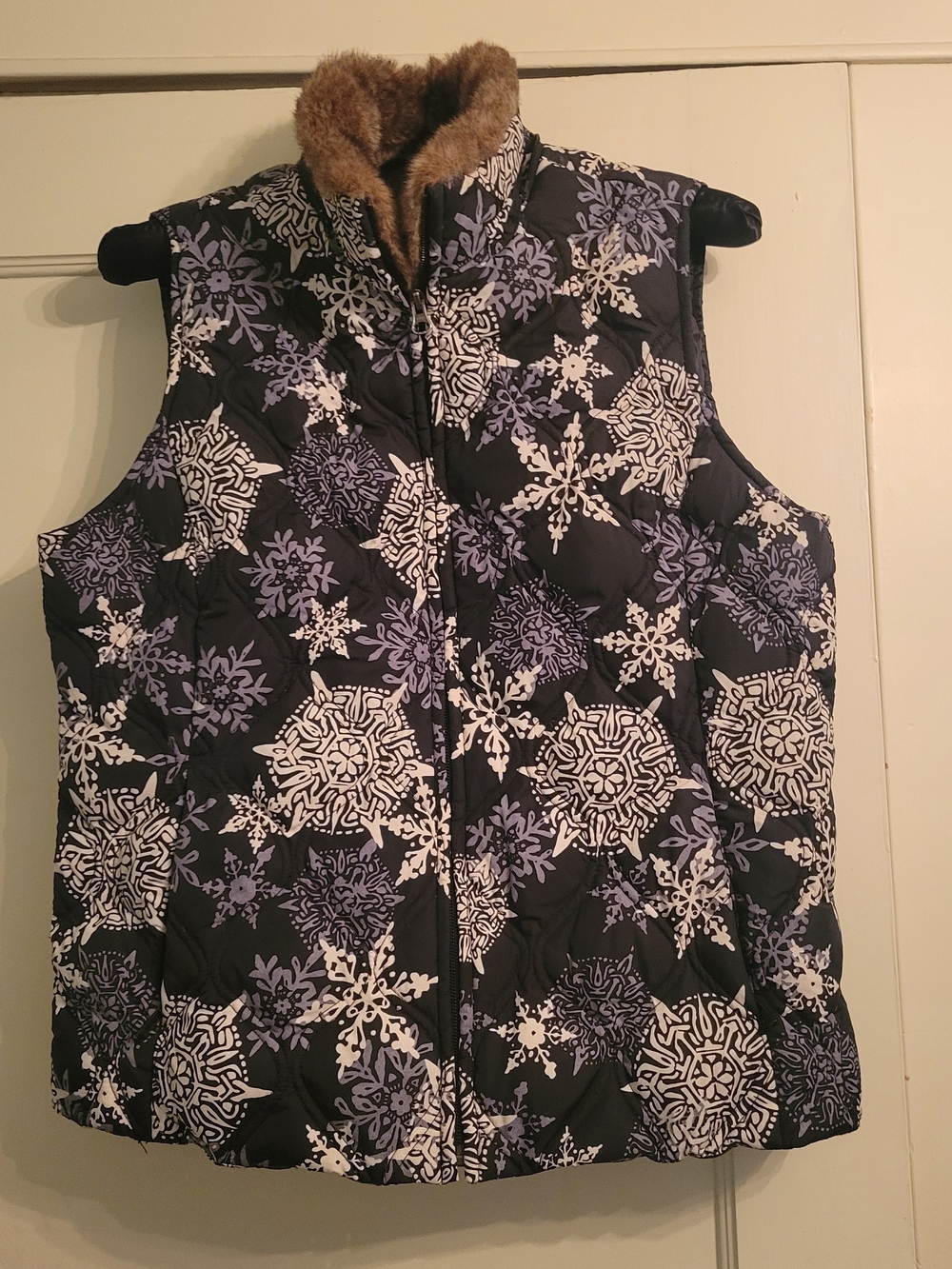 Women's Quilted Snowflake Print Vest with Faux Fur Collar